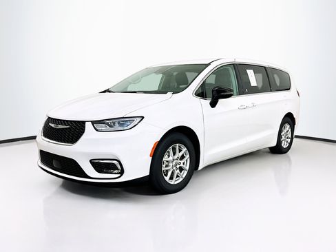 Used 2024 Chrysler Pacifica Touring-L image 3