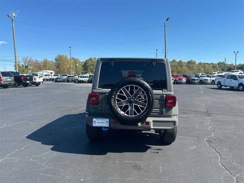 Used 2022 Jeep Wrangler Unlimited Sahara image 6
