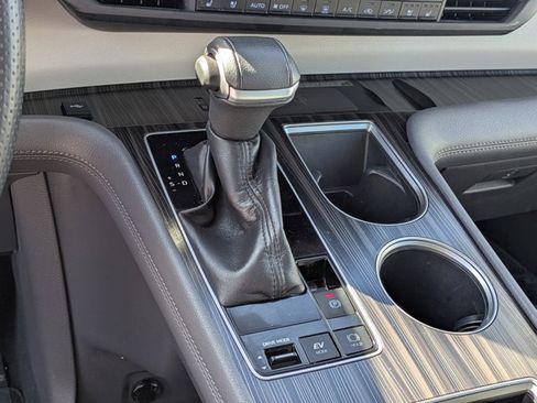 Used 2022 Toyota Sienna Limited image 21