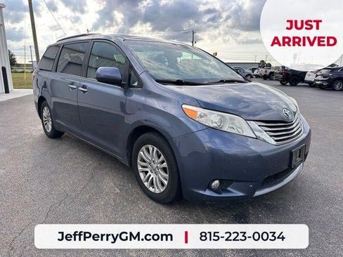 Used 2017 Toyota Sienna XLE w/ XLE Navigation Package FWD image 9