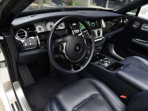 Used 2020 Rolls-Royce Dawn image 13