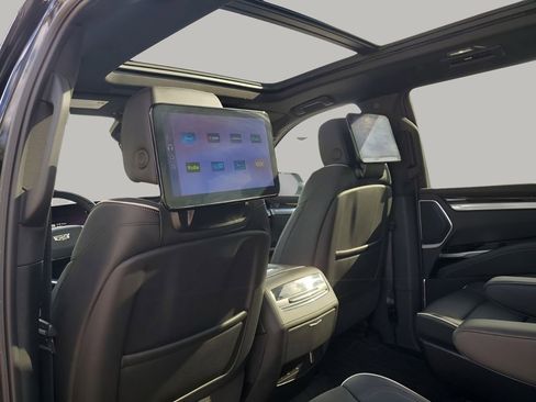 Certified 2025 Cadillac Escalade Premium Luxury image 19