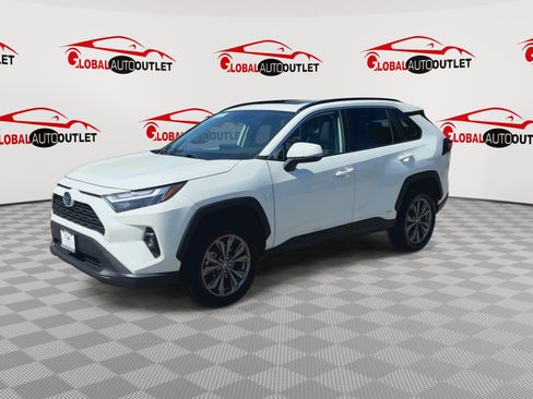 Used 2022 Toyota RAV4 XLE Premium AWD/4WD image 4