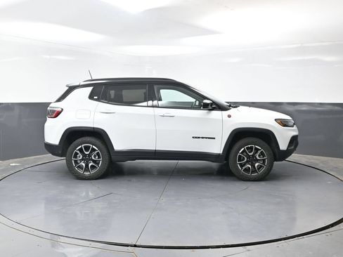 Used 2025 Jeep Compass Trailhawk AWD/4WD image 3