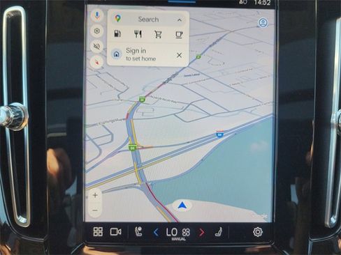 Used 2023 Volvo XC40 B5 Plus image 32