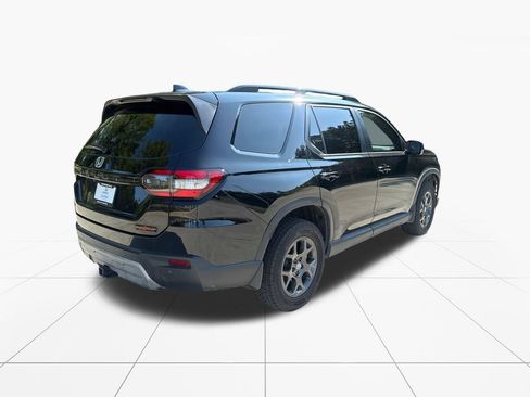 Used 2025 Honda Pilot TrailSport image 8