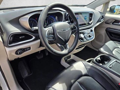 Used 2023 Chrysler Pacifica Touring-L FWD image 10