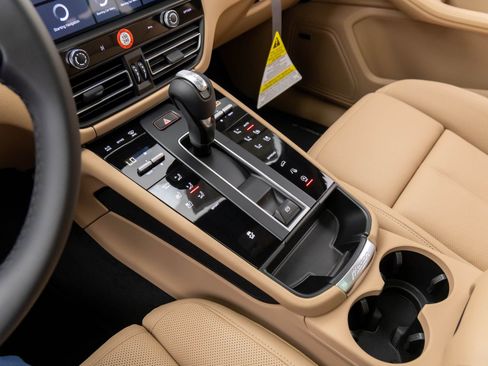 Certified 2025 Porsche Macan image 13