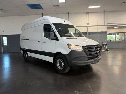 Used 2024 Mercedes-Benz Sprinter 2500 image 3