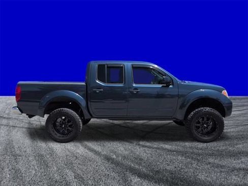 Used 2015 Nissan Frontier SV RWD image 3