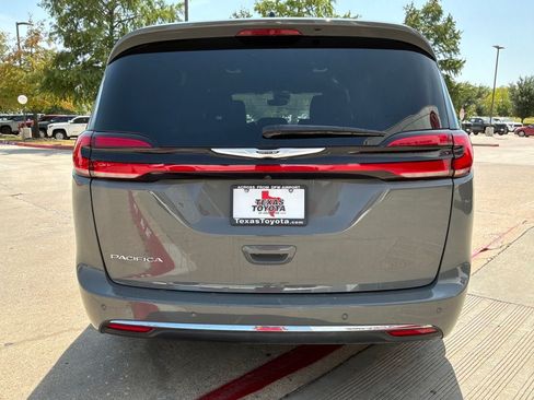 Used 2025 Chrysler Pacifica Select FWD image 7