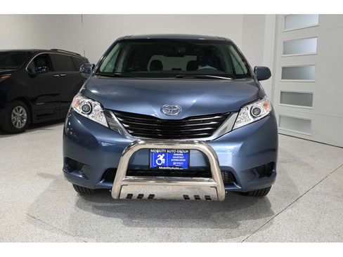 Used 2013 Toyota Sienna LE FWD image 4