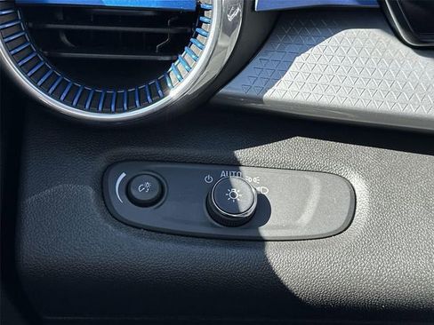 Used 2025 Chevrolet Trax LT w/ Driver Confidence Package image 17