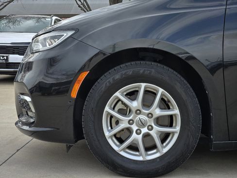 Used 2022 Chrysler Pacifica Touring-L w/ Uconnect Theater Family Group image 14