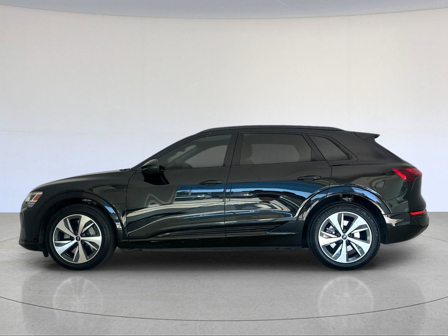 Used 2024 Audi Q8 e-tron Premium Plus AWD/4WD image 3