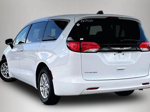 Used 2022 Chrysler Voyager LX FWD image 4