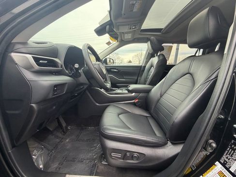 Used 2023 Toyota Highlander XLE image 14