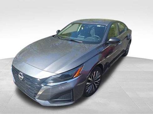 Used 2025 Nissan Altima 2.5 SV FWD image 10