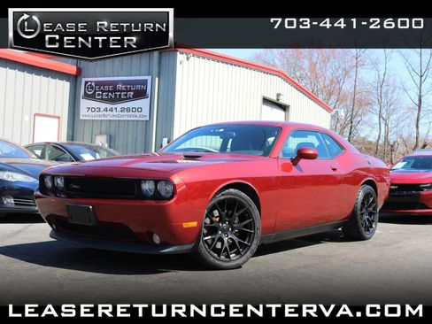 Used 2014 Dodge Challenger SXT image 1