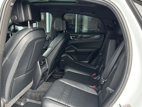 Used 2021 Porsche Cayenne Coupe image 9