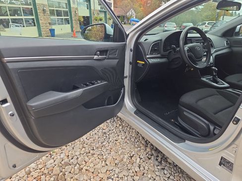 Used 2018 Hyundai Elantra SE image 13