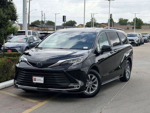 Certified 2023 Toyota Sienna XLE FWD image 2
