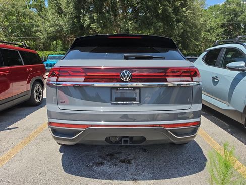 Used 2024 Volkswagen Atlas Cross Sport SE FWD image 4