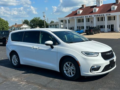 Used 2023 Chrysler Pacifica Touring-L FWD image 3
