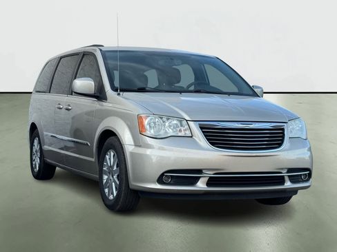 Used 2013 Chrysler Town & Country Touring image 5