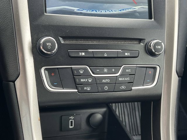Used 2018 Ford Fusion SE w/ Fusion SE Technology Package FWD image 22