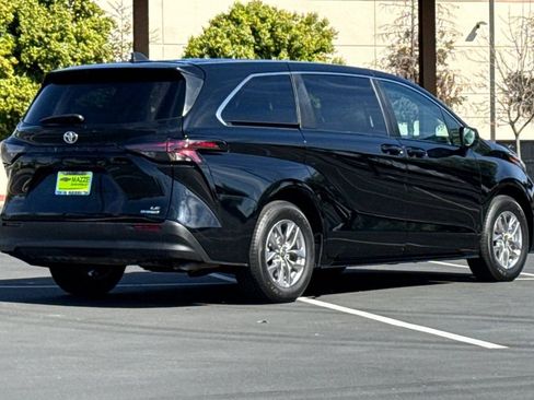 Used 2024 Toyota Sienna LE image 11