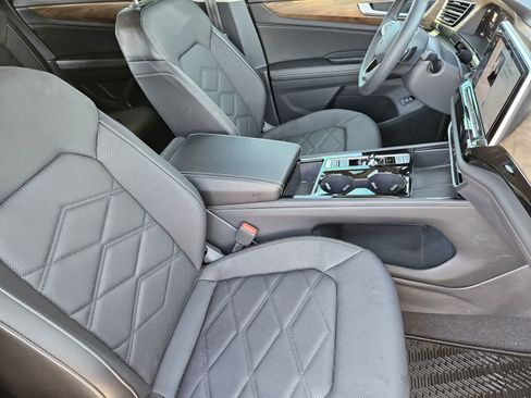 Used 2024 Volkswagen Atlas SE w/ Black Wheel Package FWD image 12