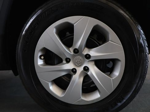 Used 2020 Toyota RAV4 LE FWD image 32