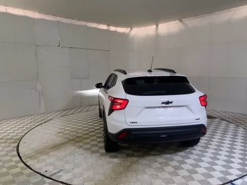 Used 2025 Chevrolet Trax RS FWD image 3