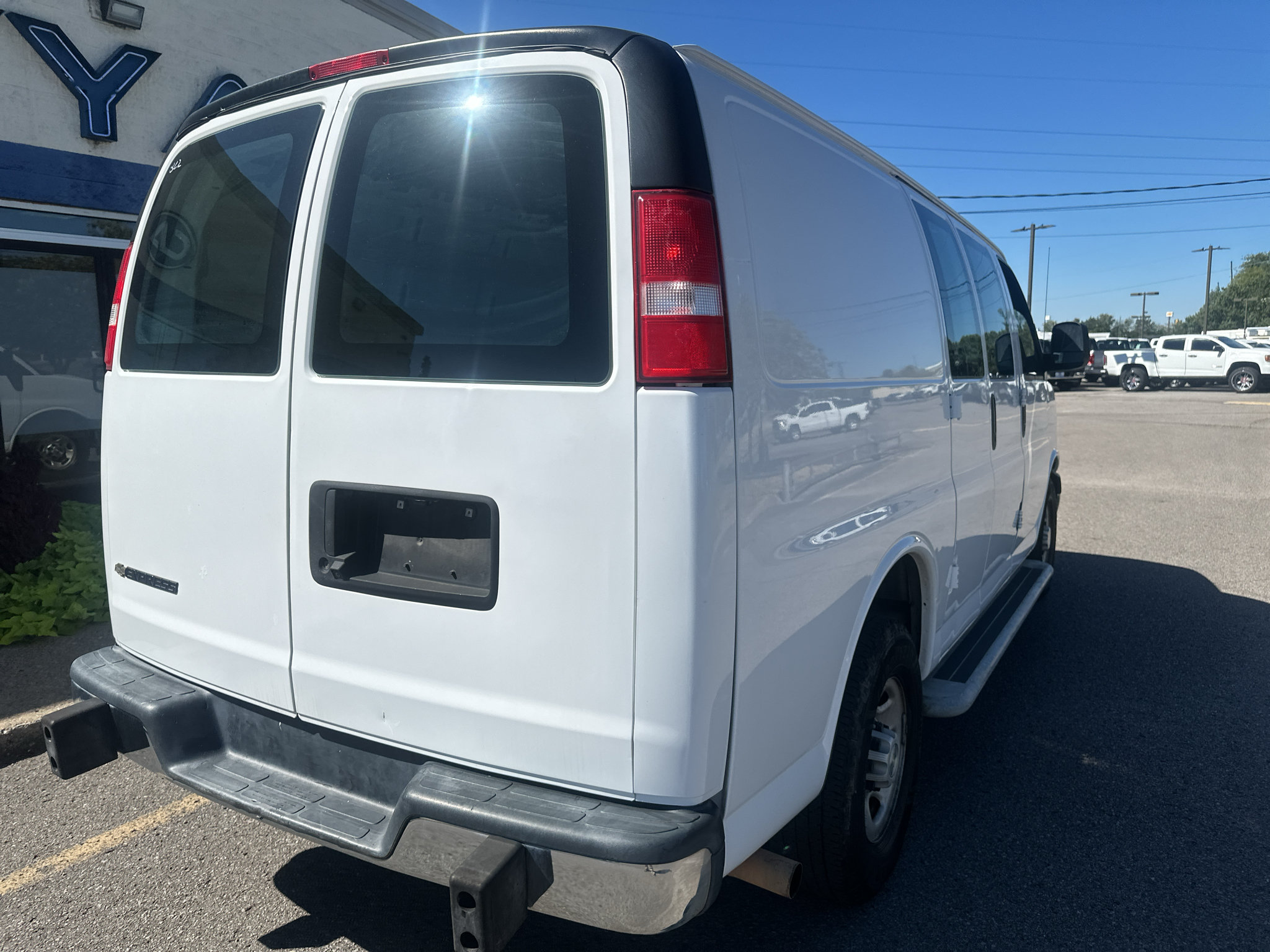 Used 2020 Chevrolet Express 2500 w/ Driver Convenience Package RWD image 4