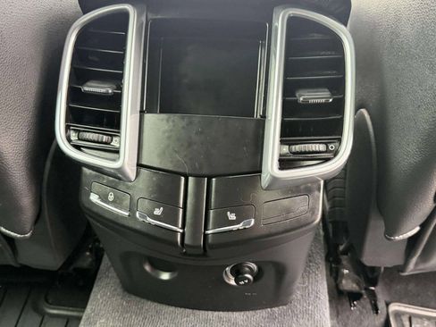Used 2015 Porsche Cayenne S image 29