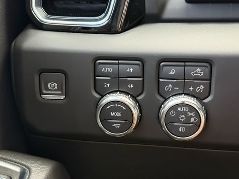 Used 2024 GMC Sierra 2500 Denali w/ Denali Reserve Package AWD/4WD image 25