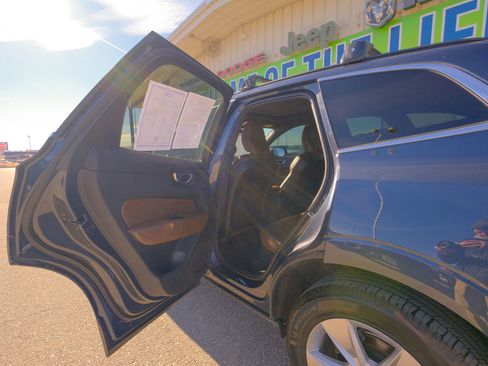 Used 2022 Volvo XC60 B5 Momentum image 28