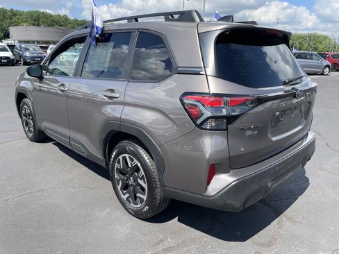 Used 2025 Subaru Forester Premium AWD/4WD image 3