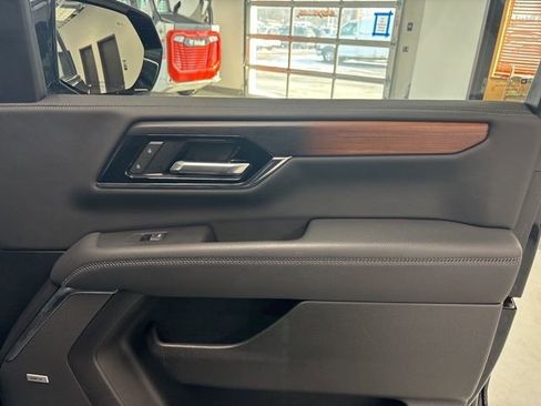 Used 2025 GMC Yukon Denali image 33