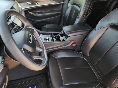 Used 2023 Jeep Grand Cherokee Limited w/ Black Appearance Package image 14