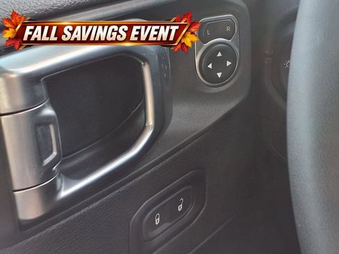 Used 2025 Jeep Wrangler Unlimited Sahara AWD/4WD image 25