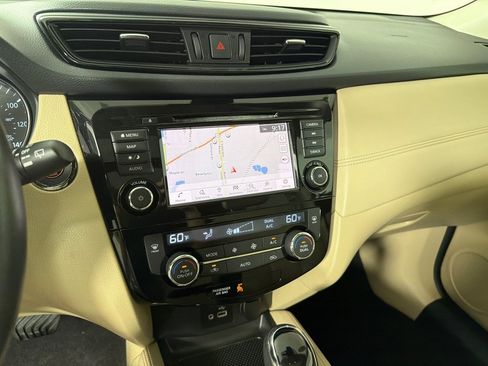 Used 2018 Nissan Rogue SL w/ Premium Package AWD/4WD image 16