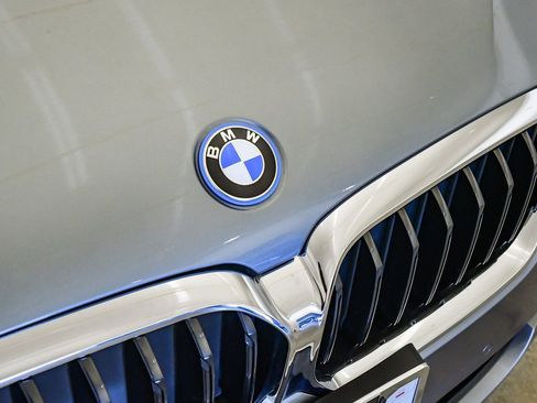 Certified 2022 BMW 530e w/ Premium Package image 8