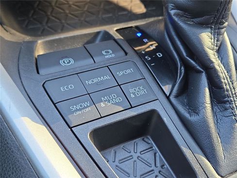 Used 2021 Toyota RAV4 LE AWD/4WD image 9