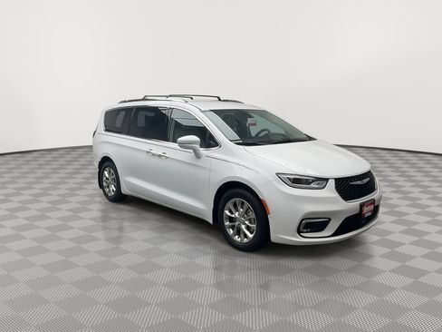 Used 2021 Chrysler Pacifica Touring-L w/ Premium & Safety Sphere Group image 33