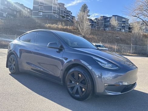 Used 2022 Tesla Model Y Long Range image 1