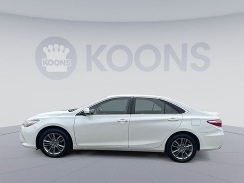 Used 2017 Toyota Camry XLE FWD image 2