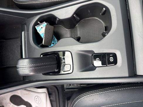 Used 2019 Volvo XC40 T5 Momentum image 18