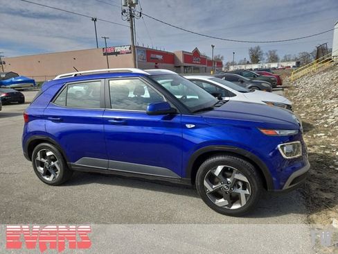 Used 2024 Hyundai Venue SEL image 2